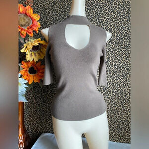 🦋B2G1🦋EXPRESS Key Hole Short Sleeved Mock Neck Sweater | SMALL |